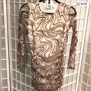 PRINCESS POLLY body con type. Flattering ruching up both sides. Sz 6